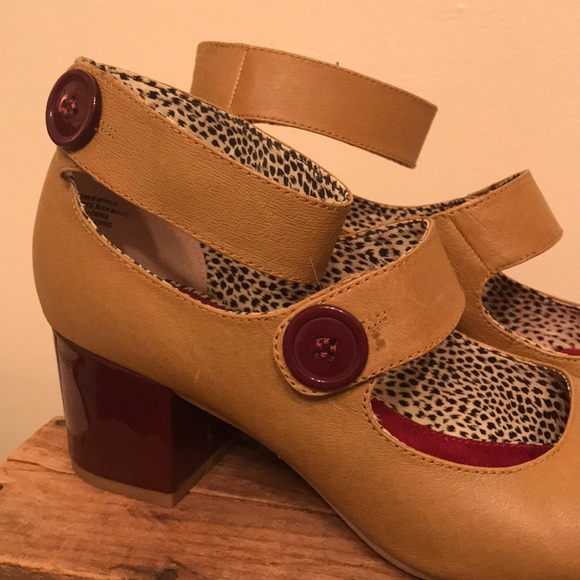 BC Leather Heels w/ Buttons - Picture 2 of 8